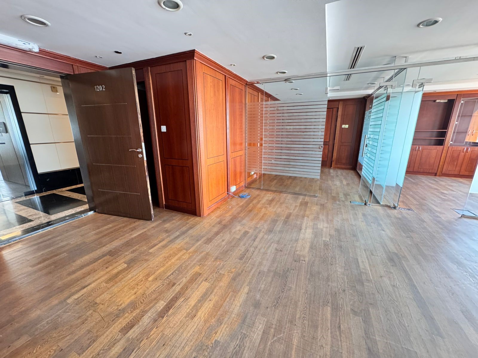 Spacious 118 SQM Office | Full Commercial Building | Permit 20260001495606